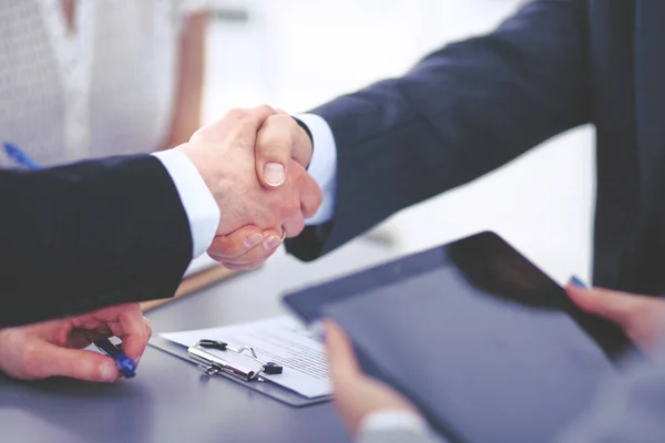 Gente de negocios dándose la mano, terminando una reunión — Foto de Stock