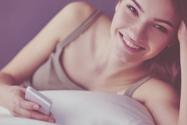 Mujer sentada en el suelo usando una tableta digital — Foto de Stock