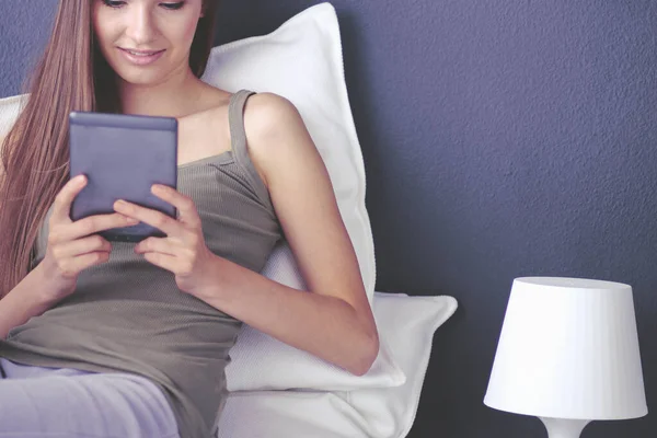 Woman sitting on the floor using a digital tablet — Stock Photo, Image