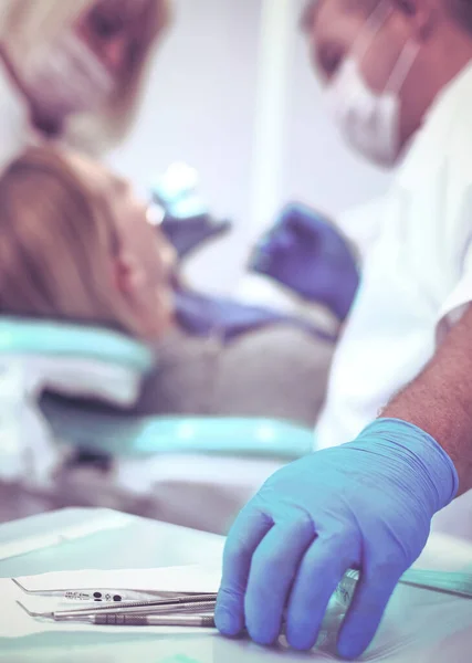 Detalj av hand håller dentala verktyg i tandvårdskliniken. Tandläkarkoncept — Stockfoto