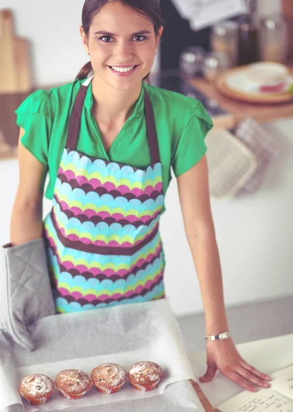 Vrouw bakt taarten in de keuken. — Stockfoto