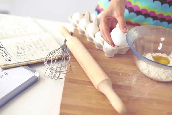 Giovane donna in cucina, isolata sullo sfondo — Foto Stock