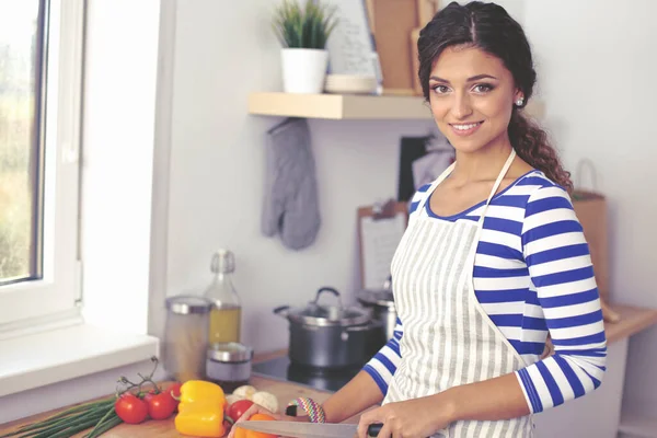 स्वयंपाकघरात भाजी कापून तरुण स्त्री — स्टॉक फोटो, इमेज