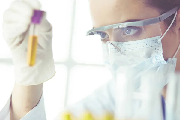 Pesquisador, médico, cientista ou assistente de laboratório trabalhando com tubos médicos de plástico em laboratório moderno ou hospital — Fotografia de Stock