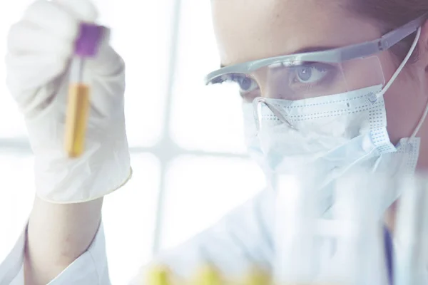 Onderzoeker, arts, wetenschapper of laboratoriumassistent die met plastic medische buizen werkt in een modern lab of ziekenhuis — Stockfoto