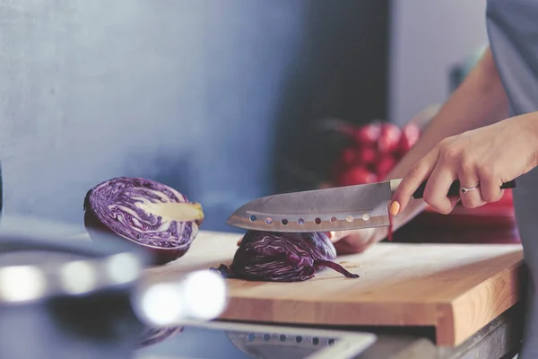Nő főzés az új konyhában, hogy egészséges étel zöldségekkel — Stock Fotó