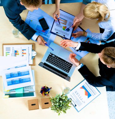 İş adamları iş toplantısında, ofiste oturup tartışıyorlar.