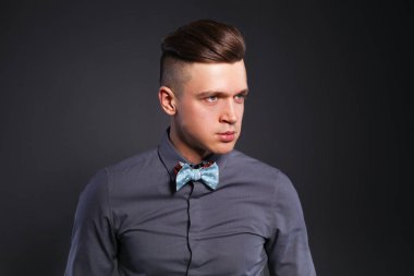 Stüdyo moda portresi genç adam, siyah arka planda izole.