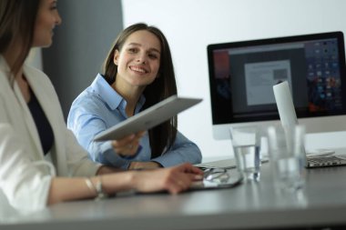 Ofisteki iki bayan meslektaşım masada oturuyor.
