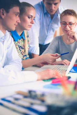 Ofiste yeni bir proje üzerinde çalışan genç iş adamları. Genç iş adamları.