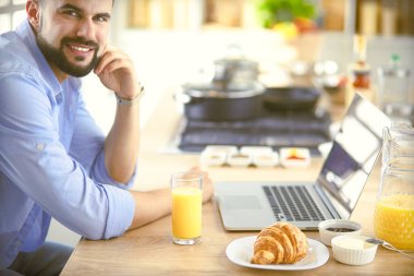Adam ev mutfağında lezzetli ve sağlıklı yemekler hazırlıyor.