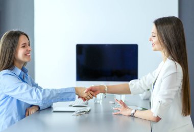 Ofisteki iki bayan meslektaşım masada oturuyor.