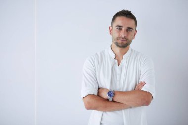 Genç iş adamı beyaz arka planda tek başına duruyor..