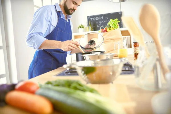 Man bereidt heerlijk en gezond eten in de huiskeuken — Stockfoto