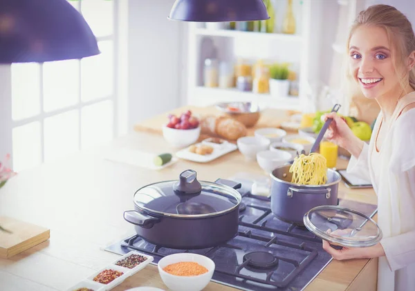 Vacker ung kvinna matlagning i köket hemma — Stockfoto