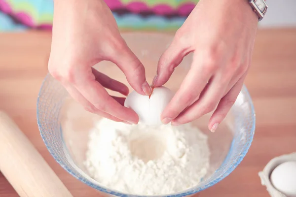 Vrouw bakt taarten in de keuken. — Stockfoto