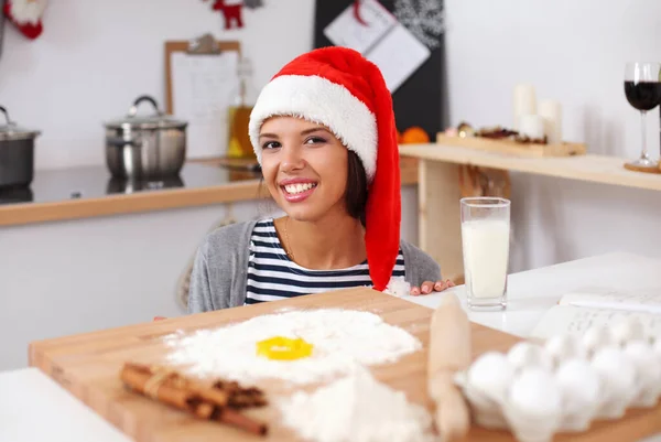 Woman making christmas cookies in the kitchen — Stock Photo, Image