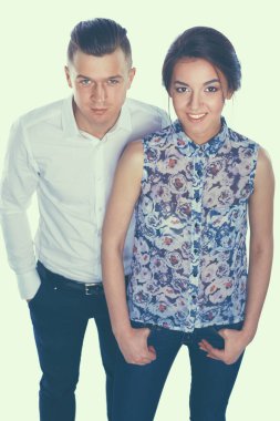 Mutlu genç çift beyaz arka planda tek başına ayakta duruyor.