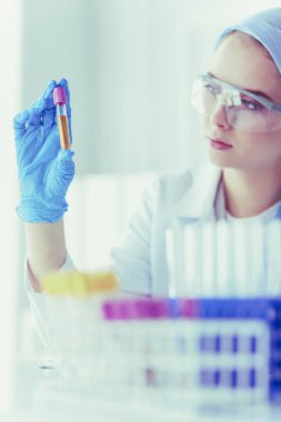 Laboratuvar asistanı bir kan örneğini analiz ediyor.