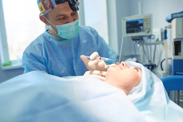 Man surgeon at work in operating room — Stock Photo, Image