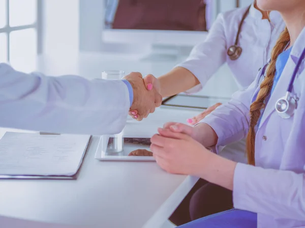 Doctor schudt handen met een patiënt geïsoleerd op witte achtergrond — Stockfoto