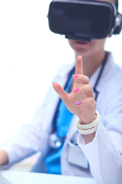 Dokter vrouw kijkt door phoropter tijdens oogonderzoek. Dokter vrouw — Stockfoto