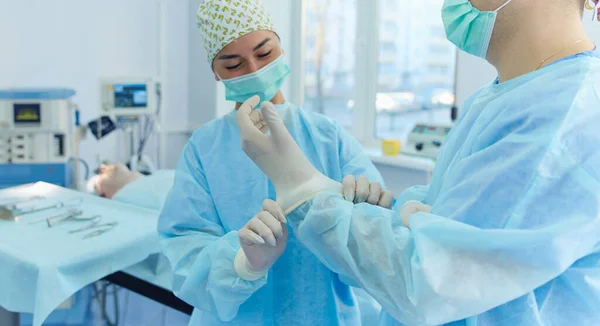 Man chirurg aan het werk in de operatiekamer — Stockfoto