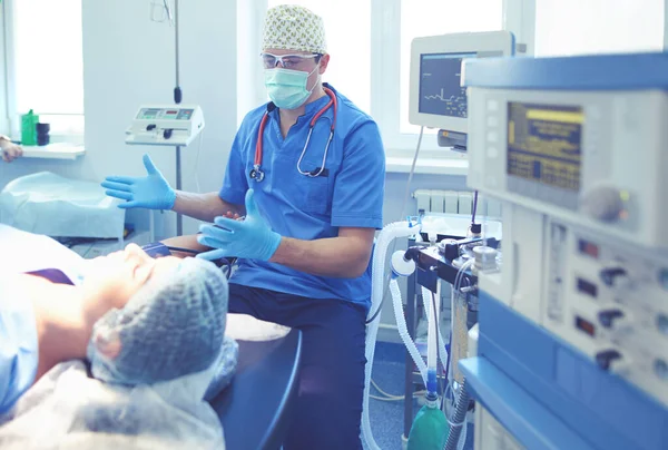 Chirurgo uomo al lavoro in sala operatoria — Foto Stock