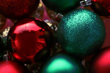 Noel ağacı süslemesi ahşap arka planda izole edilmiş.