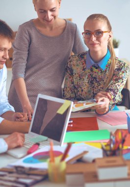 Yeni bir proje üzerinde çalışan genç iş adamları.