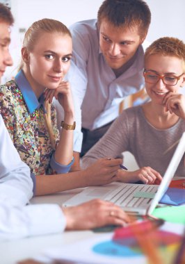 Yeni bir proje üzerinde çalışan genç iş adamları.