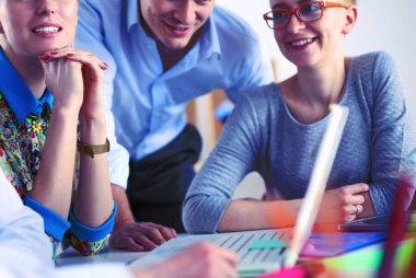 Yeni bir proje üzerinde çalışan genç iş adamları.