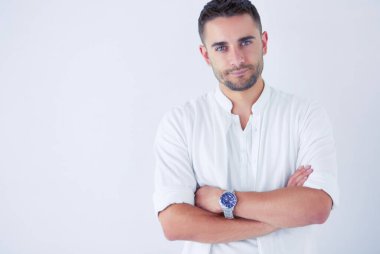 Genç iş adamı beyaz arka planda tek başına duruyor.