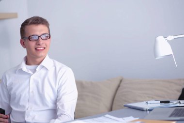 Ofiste dosyasıyla gülümseyen iş adamı.