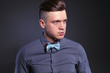 Stüdyo moda portresi genç adam, siyah arka planda izole.