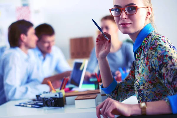 Giovani imprenditori che lavorano in ufficio su un nuovo progetto. — Foto Stock