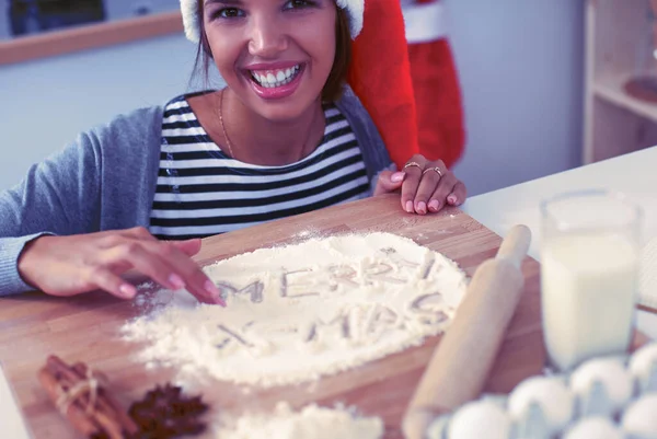 キッチンでクリスマスクッキーを作る女性 — ストック写真