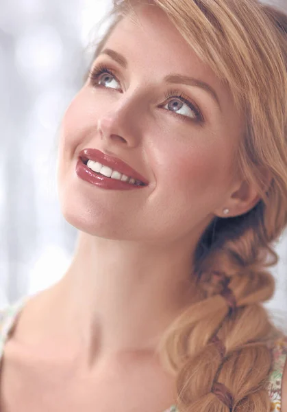 Vrouw haar stijl portret. geïsoleerd. close-up glimlachend gezicht — Stockfoto