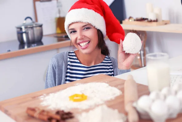 Woman making christmas cookies in the kitchen — Stock Photo, Image