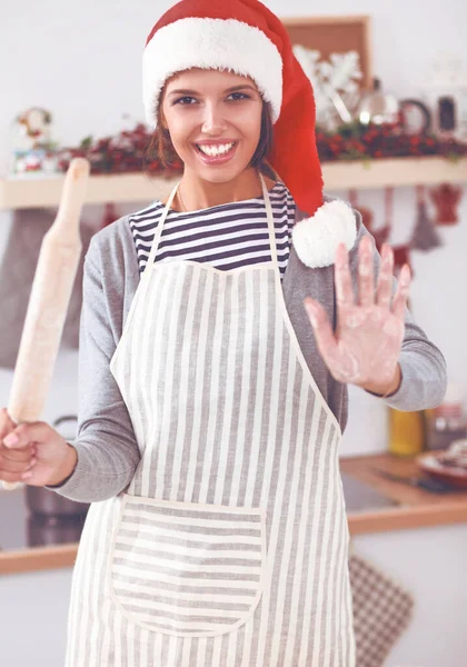 Vrouw maakt kerstkoekjes in de keuken — Stockfoto