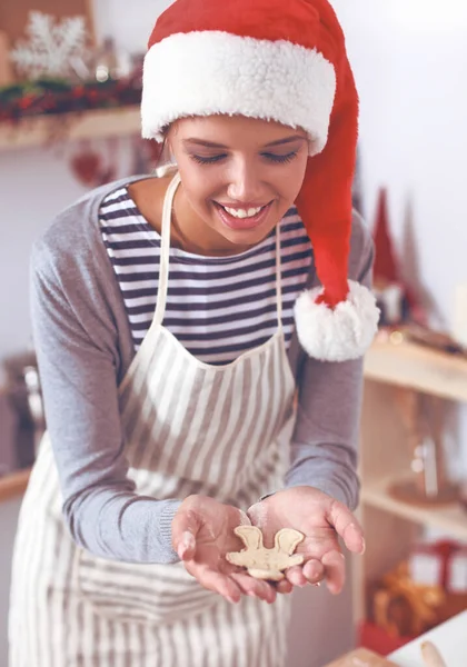 キッチンでクリスマスクッキーを作る女性 — ストック写真