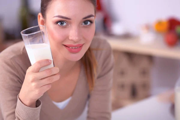 Sorrindo mulher atraente tomando café da manhã no interior da cozinha — Fotografia de Stock