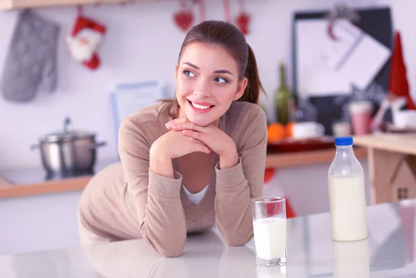 Sorridente donna attraente che fa colazione in cucina interna — Foto Stock