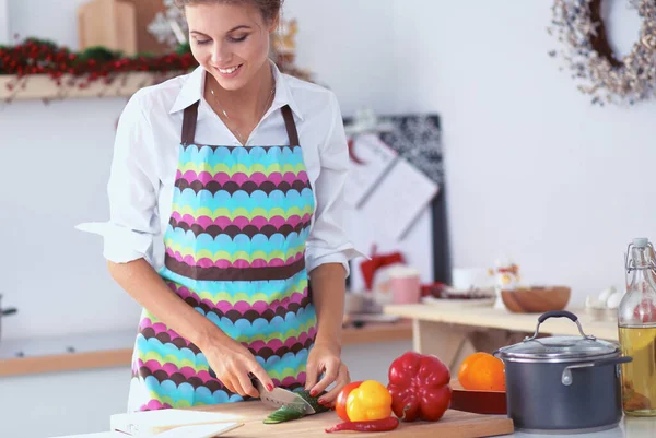 Mujer joven cortando verduras en la cocina —  Fotos de Stock