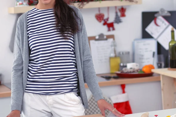 Sorrindo jovem mulher de pé na cozinha — Fotografia de Stock