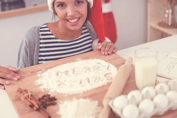 Woman making christmas cookies in the kitchen — Stock Photo, Image