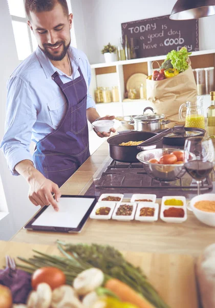 Homem preparando comida deliciosa e saudável na cozinha da casa — Fotografia de Stock