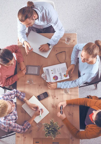 Gente de negocios sentada y discutiendo en la reunión, en la oficina — Foto de Stock