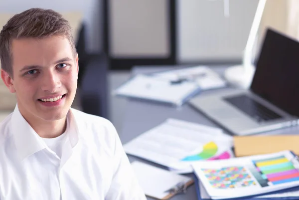 Junger Geschäftsmann mit Ordner im Büro — Stockfoto