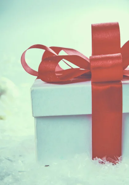Kırmızı kurdeleli beyaz hediye kutusu. — Stok fotoğraf